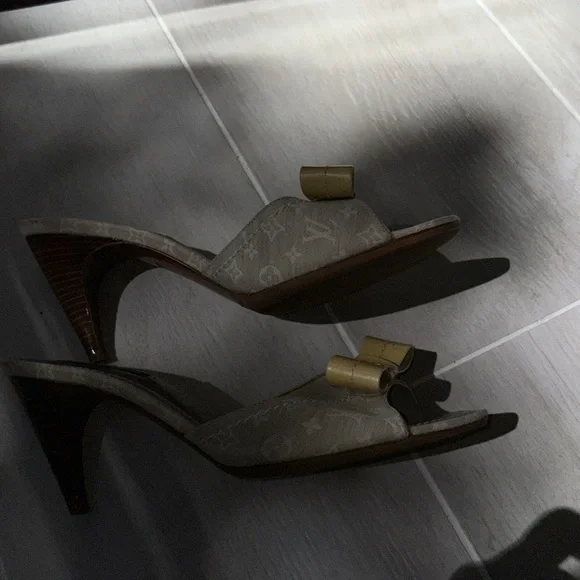Louis Vuitton Elegant Cream wood block Heels with Bow Detail- do not buy